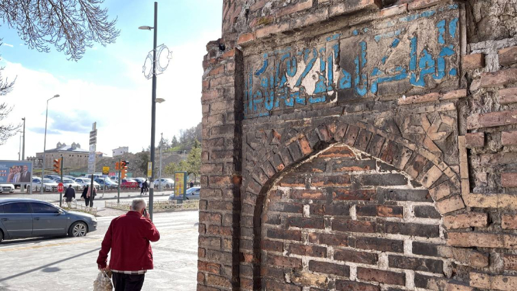 Ulu Cami'nin eğri minaresindeki 'kufi' yazılar restore edilecek